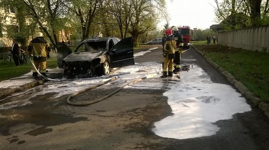 В Ужгороде сожгли Mercedes полковника полиции (фото)