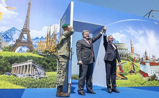 На фото  - Порошенко и президент Словакии открыли на Закарпатье символическую дверь в ЕС