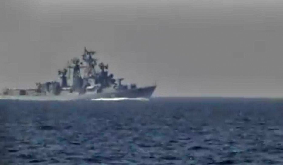Российские корабли взяли на прицел украинское судно: "Разговаривать не уполномочен. Есть разрешение от правительства РФ". Видео