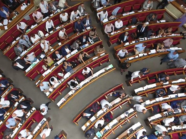 Депутат Луценко показал видео, снятое с дрона в парламенте
