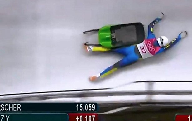 Украинский спортсмен на Олимпиаде выпал из саней (видео)