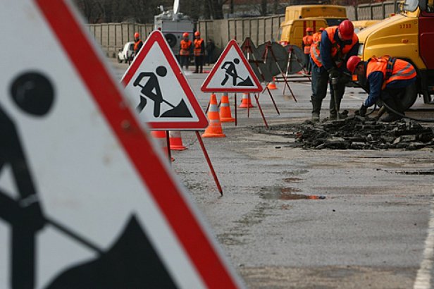 На восстановление дорог по всей Украине должно уйти до пяти лет, на фото - ремонтники