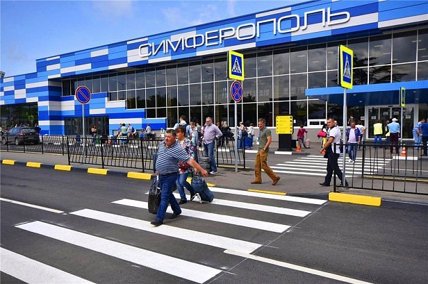 Симферопольский аэропорт отменил десятки рейсов из-за учений армии РФ