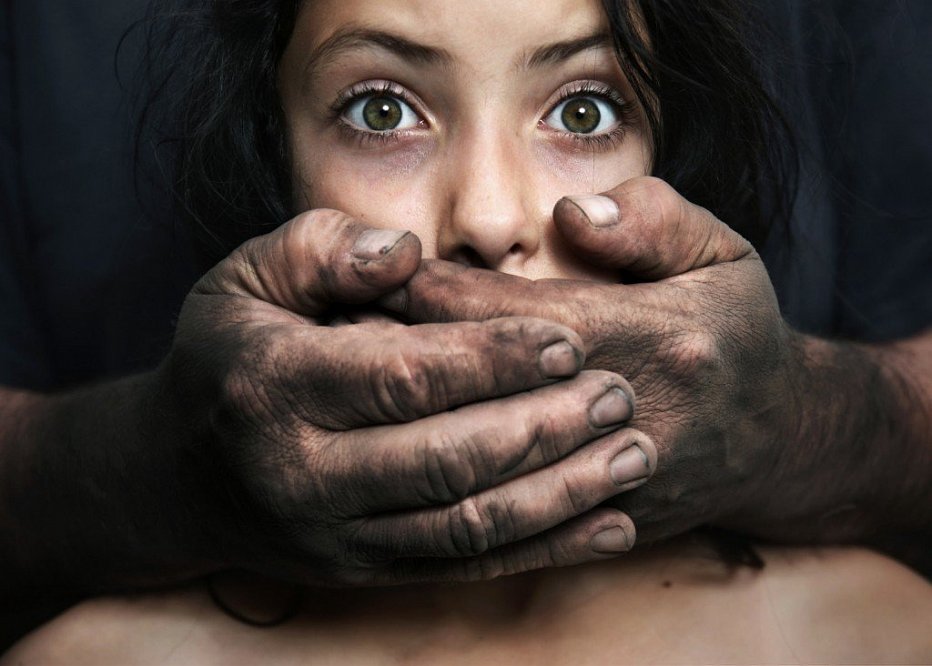 Изнасиловали и подожгли: зверства над несовершеннолетними потрясли город