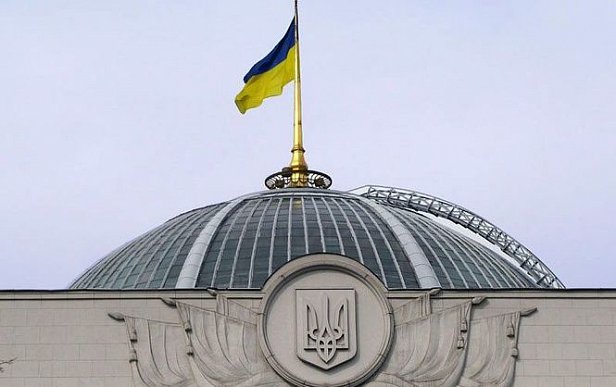 Справедливость по-украински: чиновники поднимают себе зарплаты втрое