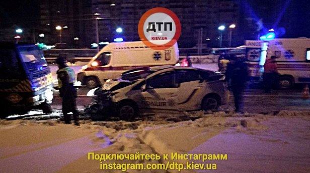 Даже не тормозили: в Киеве авто полиции протаранило эвакуатор