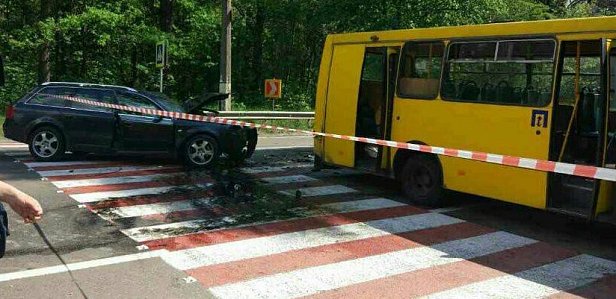 В Киеве легковой автомобиль протаранил маршрутку: пострадало 10 человек