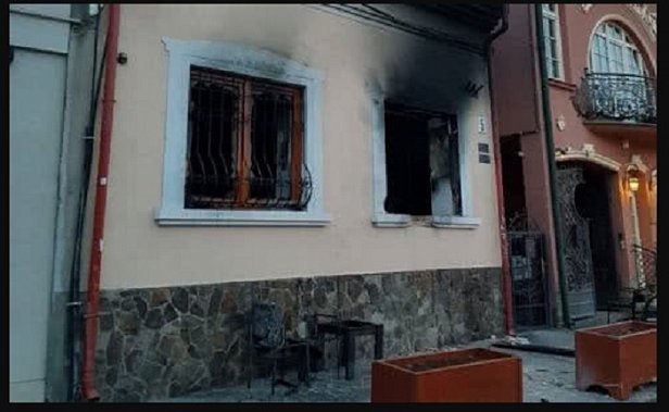 На Закарпатье снова взорвали офис венгров: момент попал на видео