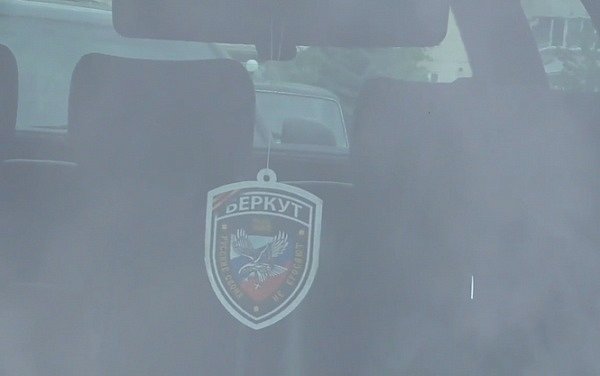 Освежитель воздуха с российской символикой в машине сотрудника полиции