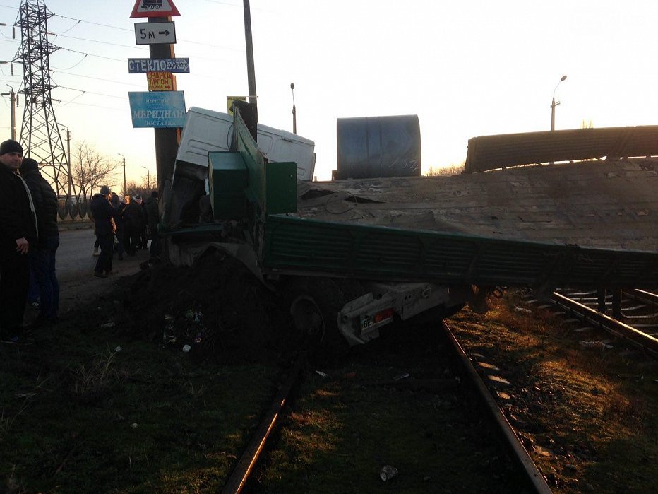 Поезд врезался в КАМАЗ, пытавшийся проскочить переезд (фотофакт)