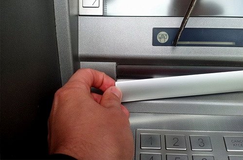 В Днепропетровске клиенты банка задержали банкоматных воров