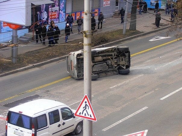 В центре Донецка перевернулась машина террористов
