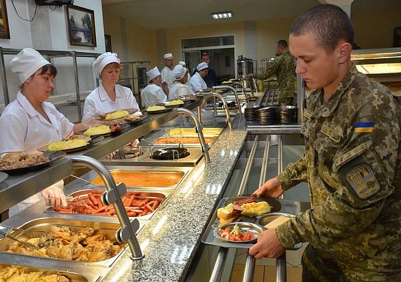 Курсант ВМС показал ужасающие фото обеда в институте