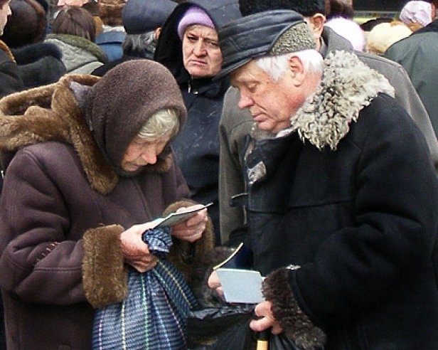 На фото пенсионеры из оккупированных территорий Донбасса