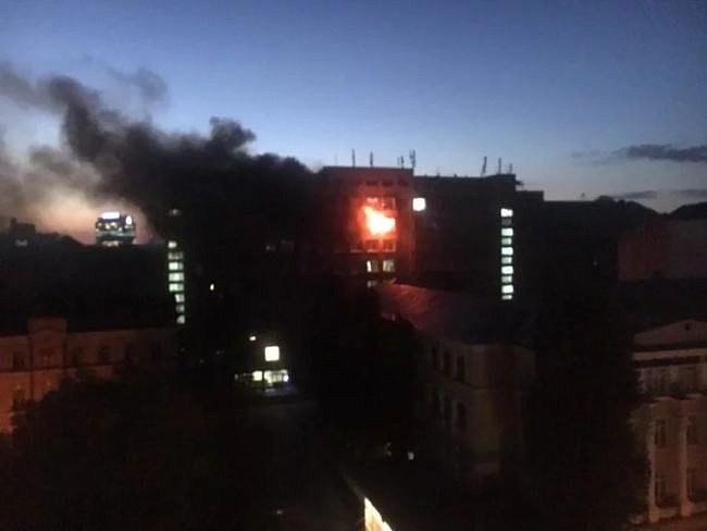 В Киеве горит известный на всю Украину университет (видео)