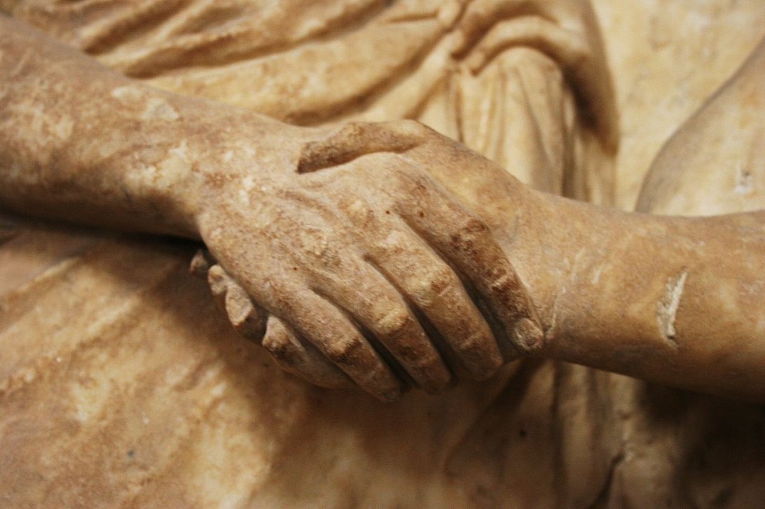 Фрагмент рукопожатия из античной скульптуры