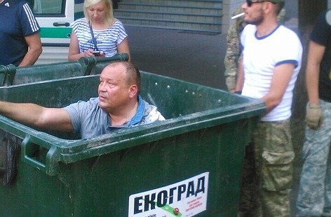 Депутата одесского горсовета подвергли "мусорной люстрации"