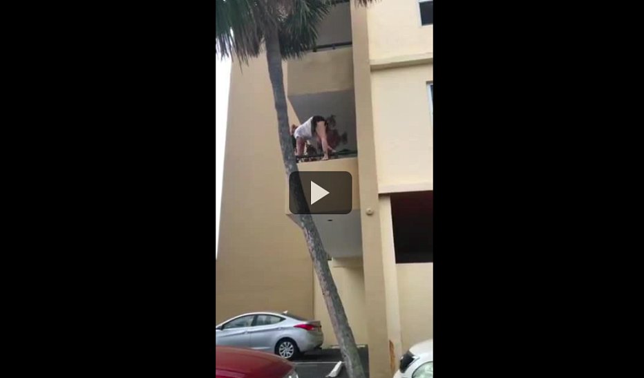 Спасатели сняли с края балкона девушку, которая была под кайфом и занялась йогой (видео)