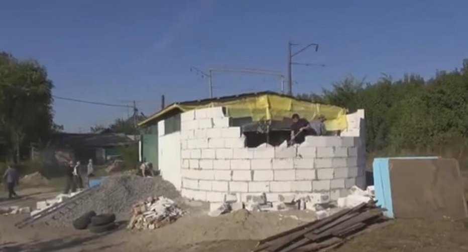 Люди своими силами снесли храм московского патриархата в Киевской области. Видео 