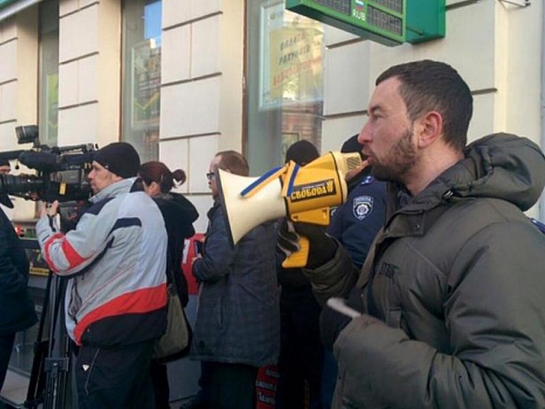 Участники акции против продажи российских товаров в Украине