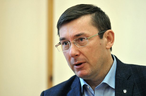 Луценко: политики  пытаются давить на прокуратуру 