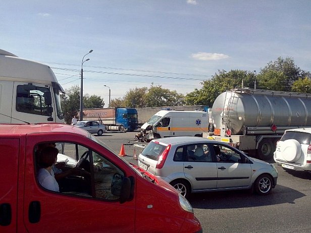 ГАИ: в Харькове «скорая» столкнулась с грузовиком