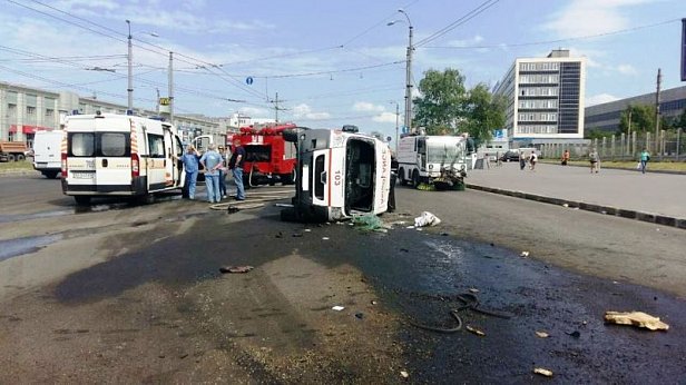 В Харькове перевернулась «скорая помощь», семеро пострадавших