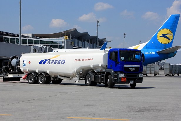 На фото заправка топливом самолета в аэропорту «Борисполь»