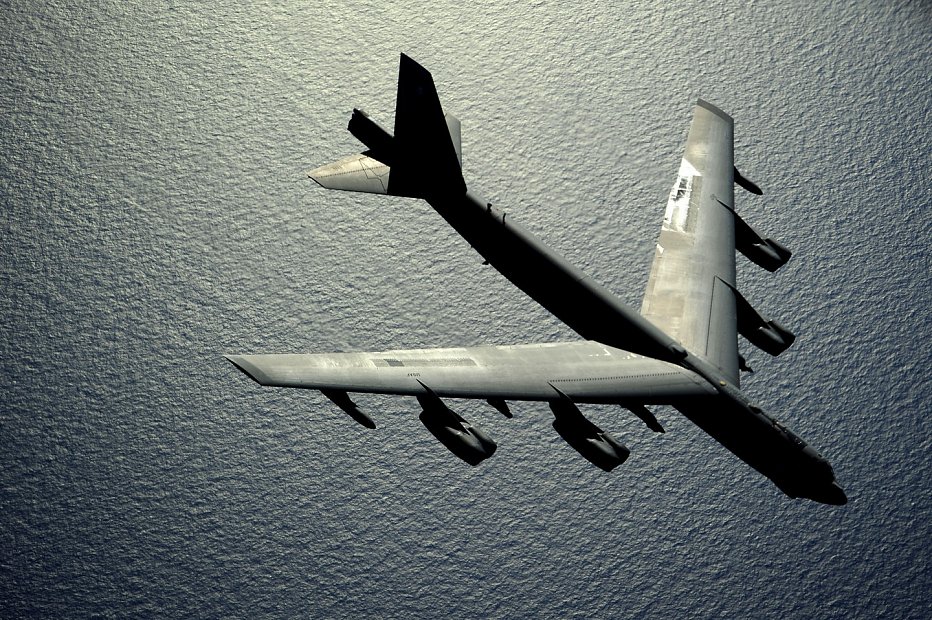 Молния пробила в бомбардировщике ВВС США дыру размером с человека