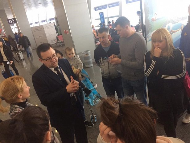 "Закончились самолеты": в "Борисполе" застряли сотни пассажиров с детьми (фото)
