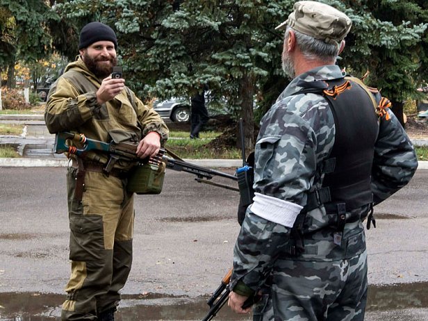 Боевики самопровозглашенной республики на улицах Луганска