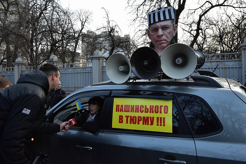 Депутат Черновол угнала машину активиста 