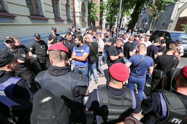 Между патриотами и сторонниками журналиста Коцабы прошли стычки под зданием суда