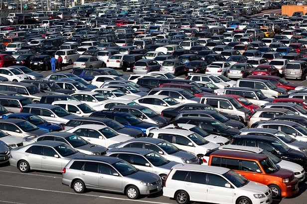 В России продажи легковых автомобилей упали почти на 40%