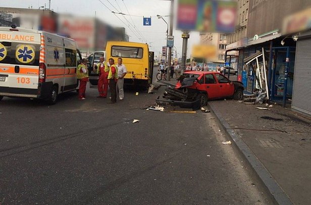 В Киеве Opel Vectra влетел в остановку: один человек погиб, 6 травмированы