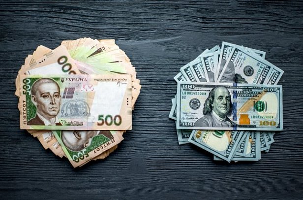 В Украине упали доллар и евро