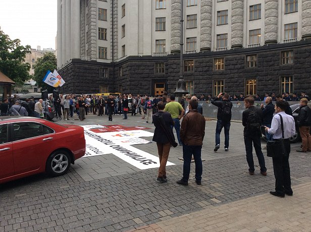 В Киеве проходит митинг против повышения тарифов