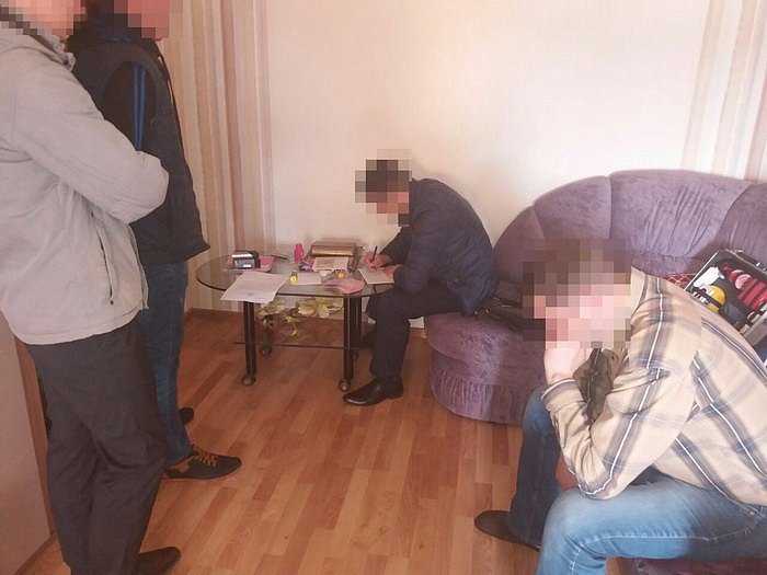 На Чернігівщині СБУ викрила старшого інспектора митниці на хабарі (+4 фото)