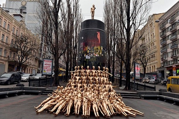 На фото  - постамент от снесенного памятника Ленину
