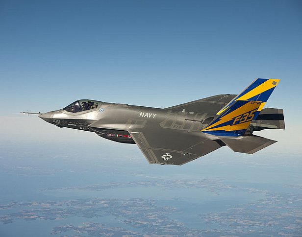 Пентагон: первая эскадрилья новейших истребителей F-35 готова к боевым задачам 
