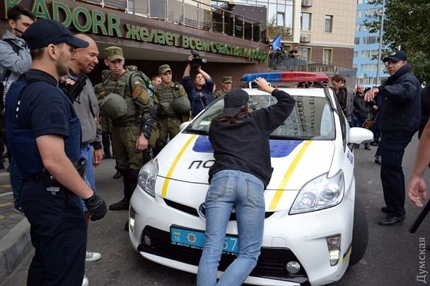 Столкновение активистов «Правого сектора» с полицией у генконсульства в Одессе