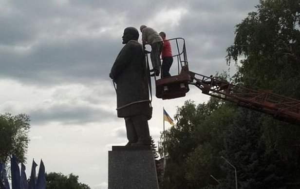 На Харьковщине демонтировали памятник Ленину