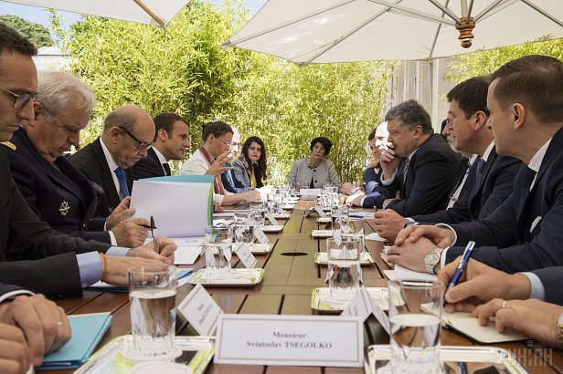 На фото переговоры президентов Франции и Украины Эммануэля Макрона и Петра Порошенко