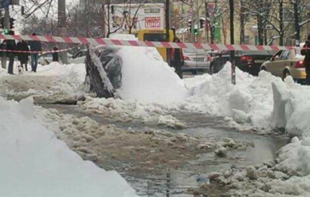 В центре Киева авто провалилось под землю