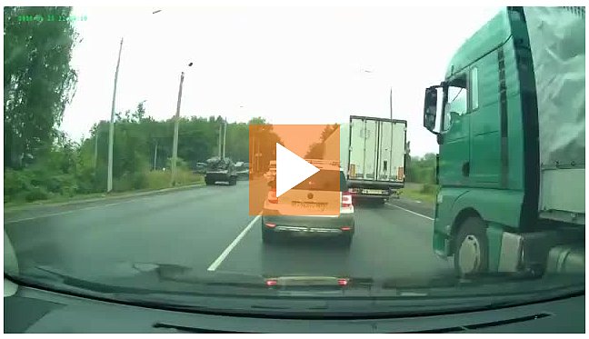 Видео: в Росиии на трассе БТР снес легковушку