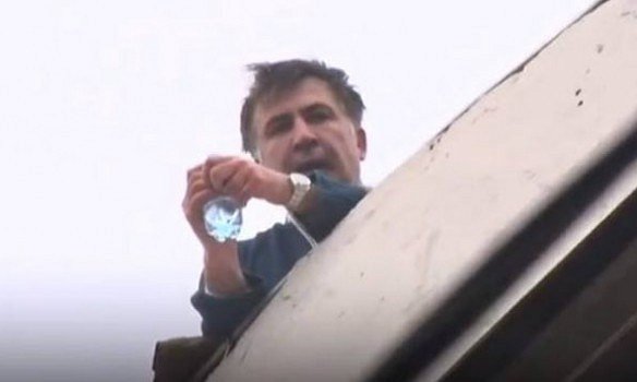 Появились фото Саакашвили в окружении спецназа СБУ на крыше