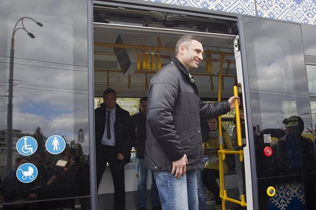 Мэр Киева представил новый польский трамвай Pesa
