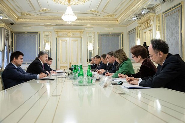 Пётр Порошенко на встрече с послами