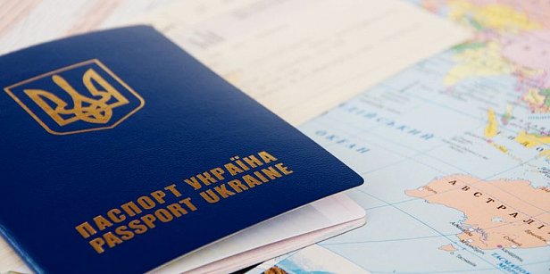 На фото - заграничный паспорт украинца