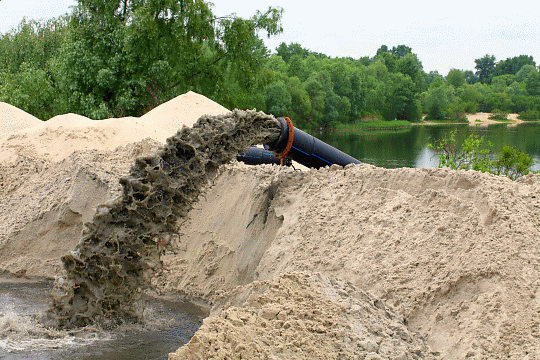 В Киеве чиновник "намыл" песка на 16 млн гривен на пляжах Троещины 